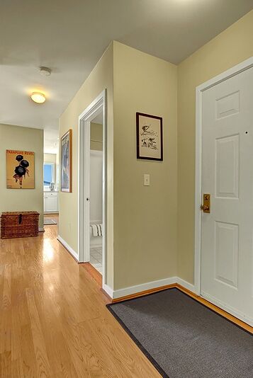 Property Photo: Entry & hall 524 6th Ave W 310  WA 98119 