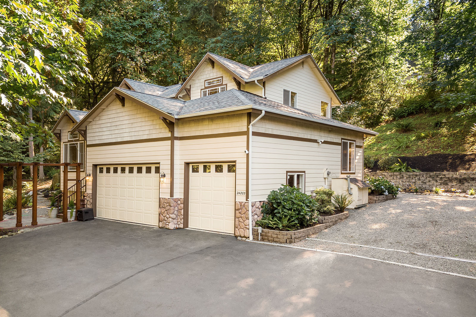 Property Photo:  24205 SE 164th St  WA 98027 