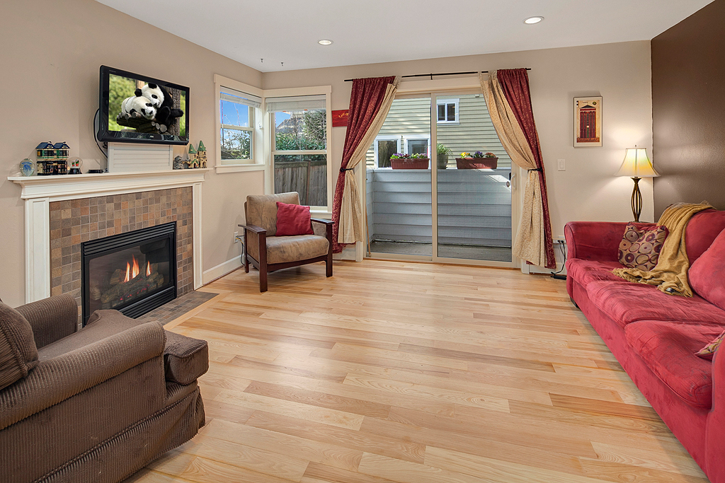 Property Photo: Living room 9707 Roosevelt Way NE A  WA 98115 