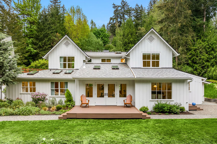 Property Photo:  4080  Crystal Springs Drive NE  WA 98110 