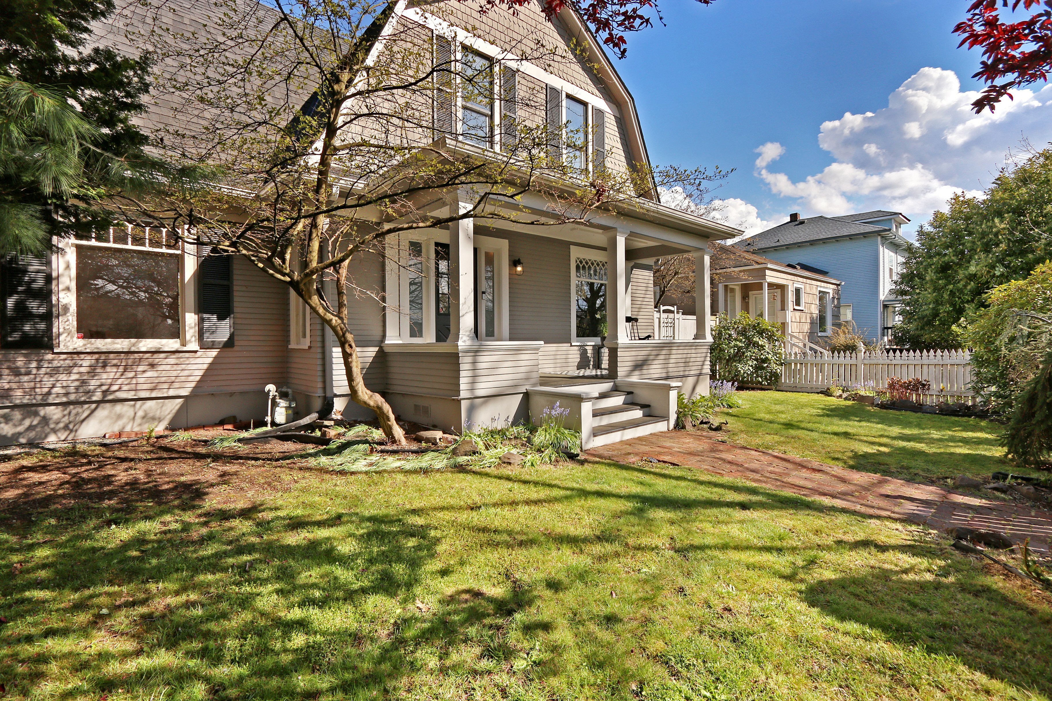 Property Photo:  2211 McDougall Avenue  WA 98201 