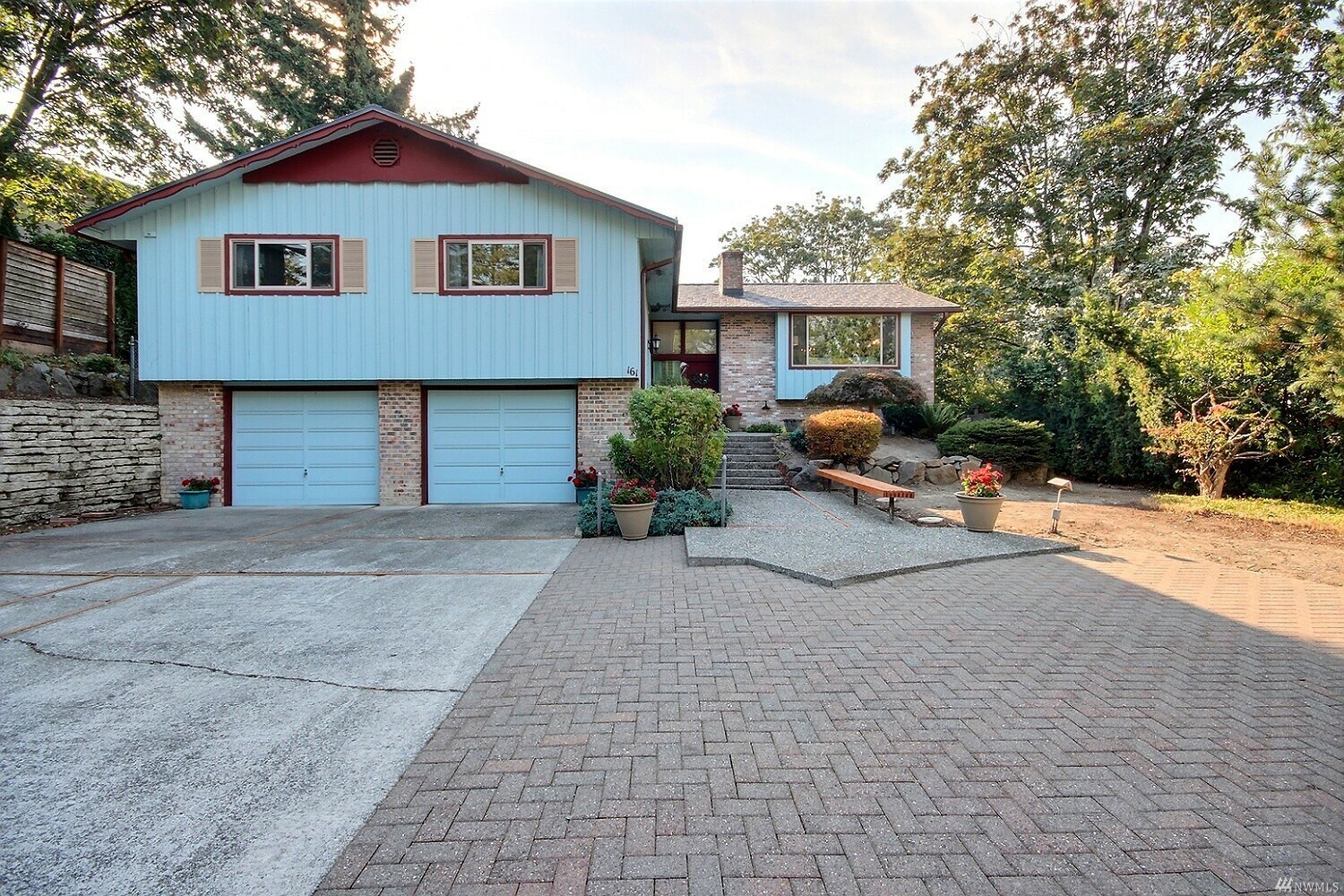 Property Photo:  161 Olympic Way  WA 98030 