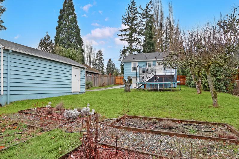 Property Photo:  11550 Fremont Avenue N  WA 98133 