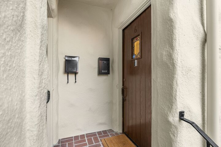 Property Photo: 2205 Bigelow Avenue N 6 WA 98109