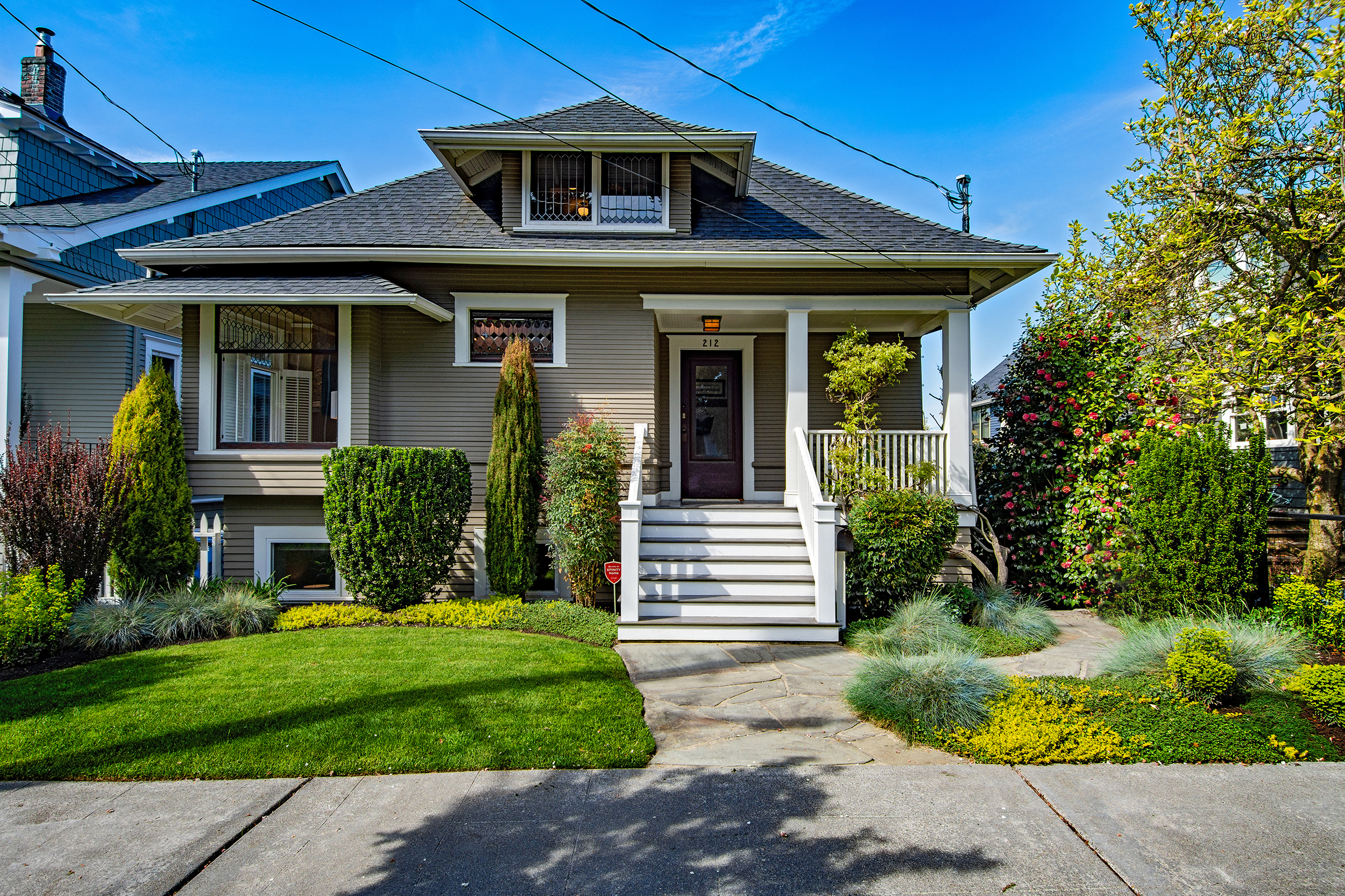 Property Photo:  212 Blaine St  WA 98109 